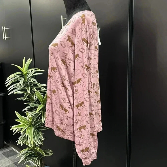 Ariat Bandit Town Horse roping print, scoop neck, long sleeve soft stretch top - Picture 2 of 10